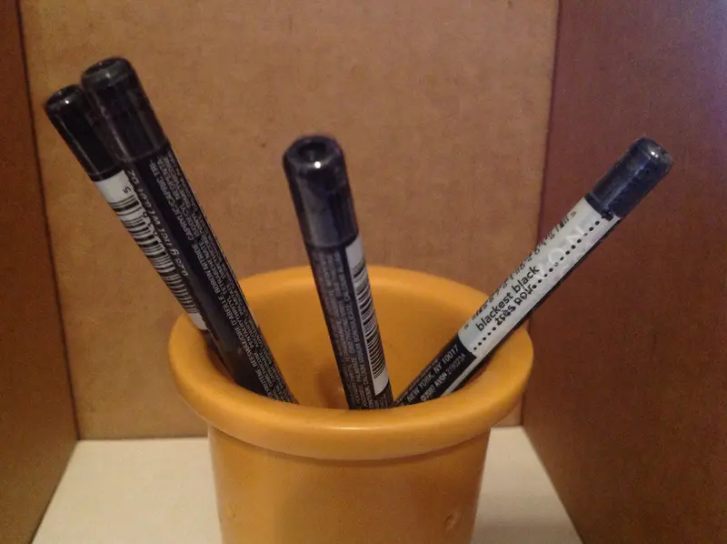 AVON Glimmersticks Crayon Regard Noir Absolu – Crème