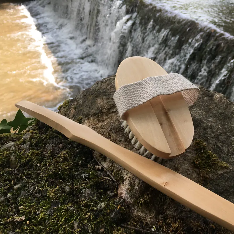 Brosse bain en bois avec manche