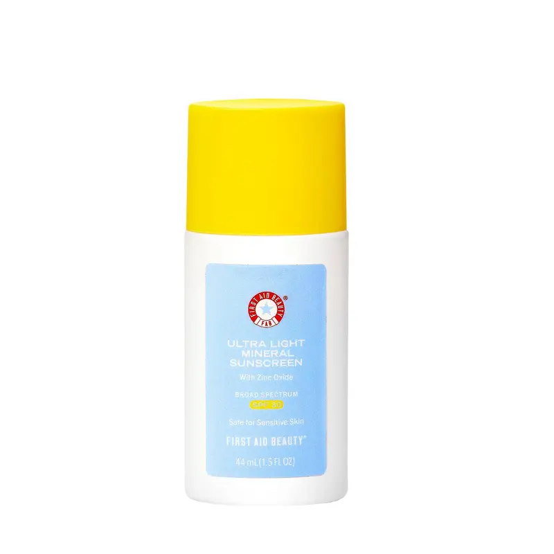 First Aid Beauty – Écran Solaire Minéral Liquide Léger SPF 30, Teinte Ultra-Légère, Non Comédogène, Pour Peaux Sensibles | 1,5 oz