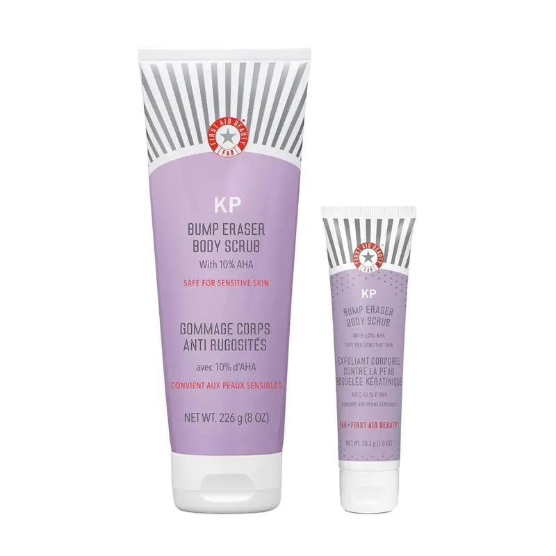 First Aid Beauty – KP Bump Eraser Gommage Corps 10% AHA, Acides Glycolique et Lactique, Peau sensible, 240 ml + 2 unités