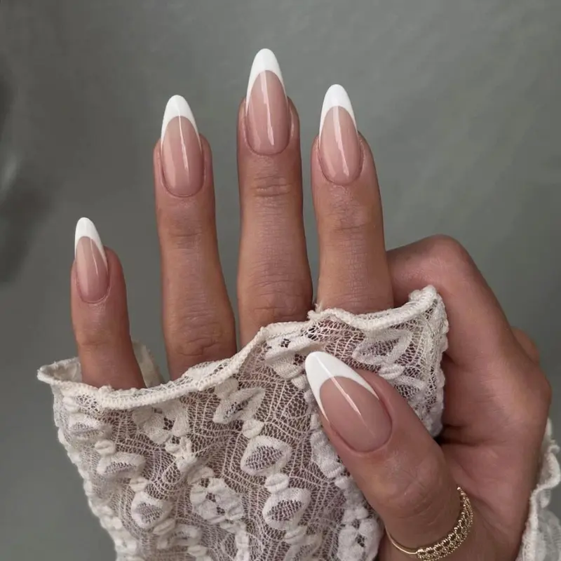 Gentle Claws – Ongles adhésifs bord blanc sur base teintée peau, forme amande moyenne, 24 pièces réutilisables (Paris)