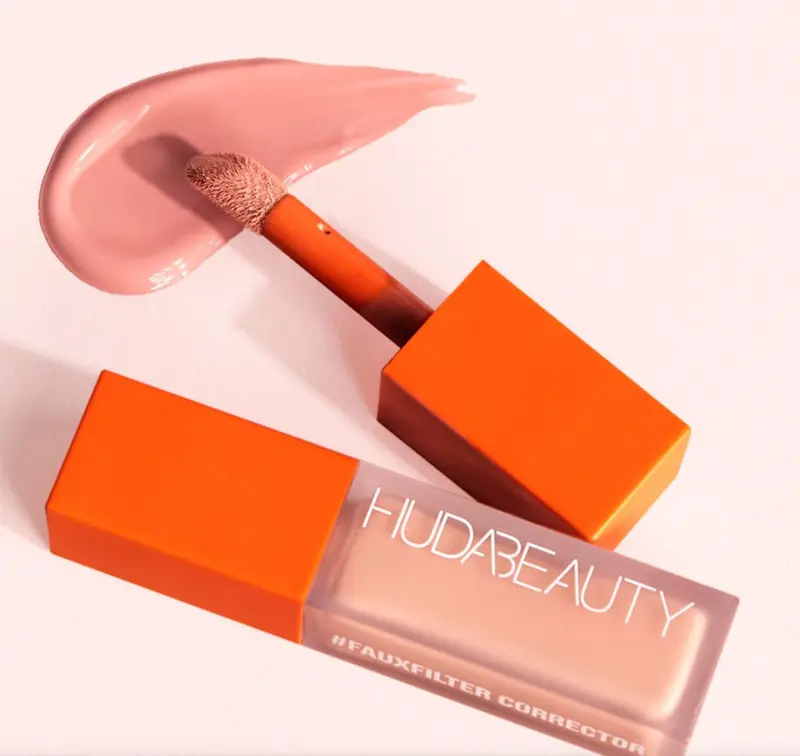 HUDA BEAUTY FAUXFILTER Correcteur Couleur Sous‑Œil – Pêche pour Teintes Claire à Moyenne, Vitamine C et Niacinamide