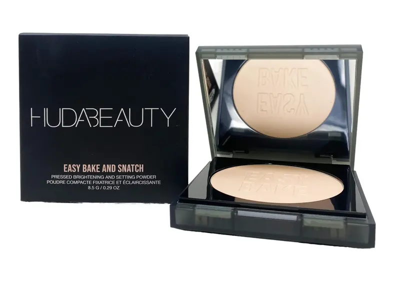 Huda Easy Bake et Snatch – Poudre Pressée Éclaircissante et Fixatrice Peach Pie (.29 oz)
