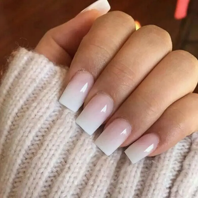 KQueenest Ombre Pink – Ongles press-on courts carrés, blanc et rose, gradient gel – 24 pièces