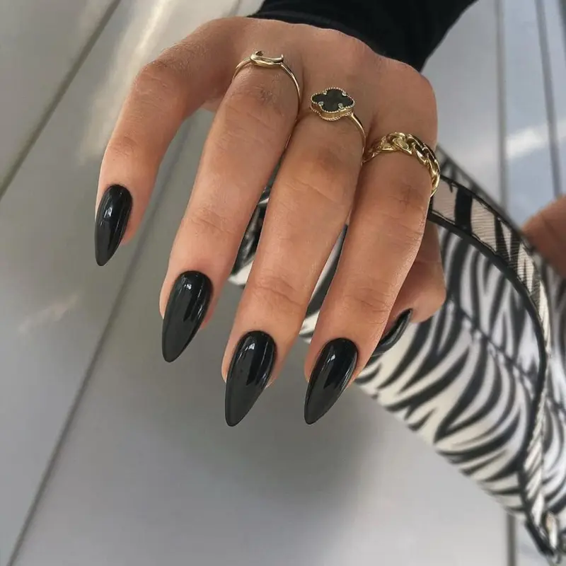 KQueenest Ongles Press-On Noirs – Forme Amarante Medium, Couleur Pure, Réutilisables, Revêtement UV, 24 Pièces