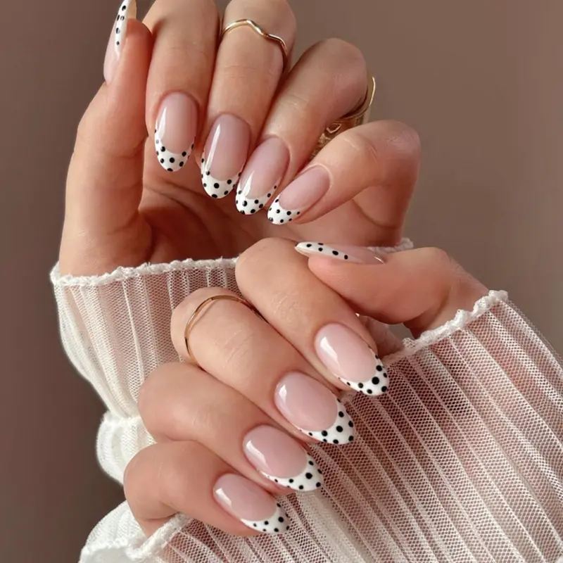 Ongles à poser Mivota amande moyenne – Nude rose, bouts français à pois noirs et blancs, 24 pièces