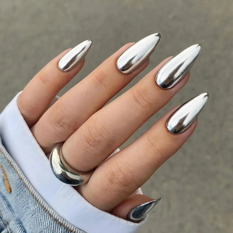 Qsnidy Ongles Adhésifs Chrome Amande – Finition Miroir Argenté, Taille Moyenne, Kit 24 Pièces