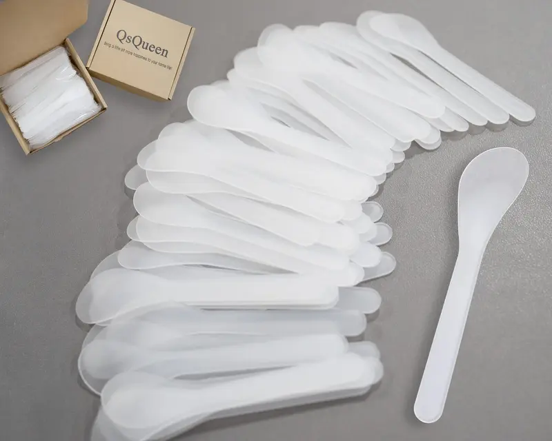 QsQueen – 100 spatules cosmétiques blanches en plastique jetables pour masques et crèmes (4,88'' x 1,06'')