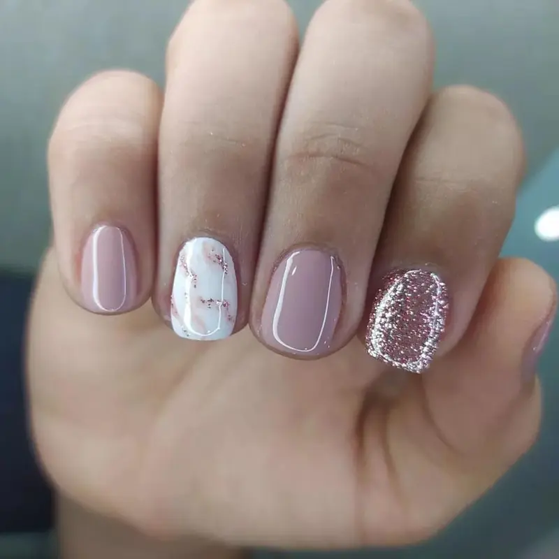 Stbisen Ongles Autocollants Gel Doux Courts Nude Marbre et Paillettes – 24 Pièces à Poser Facilement