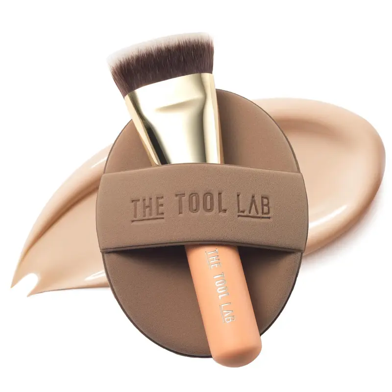 THE TOOL LAB Duo d'ajustement tout au long de la journée (Glow) – Base maquillage premium, pinceau flat top, éponge et étui portable