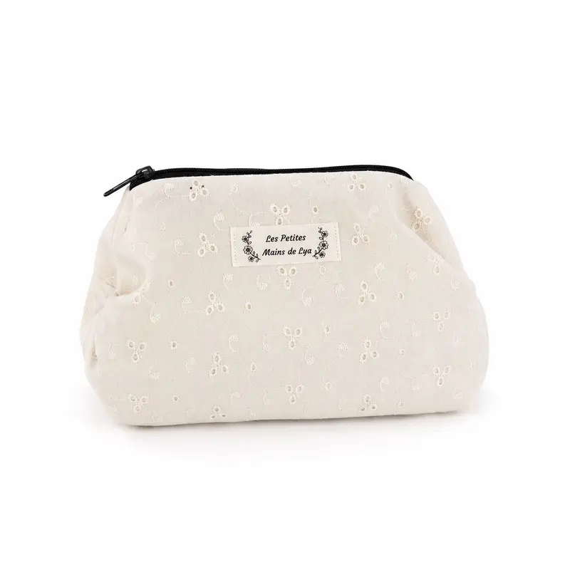 Trousse Augustine – Trousse de toilette en broderie anglaise