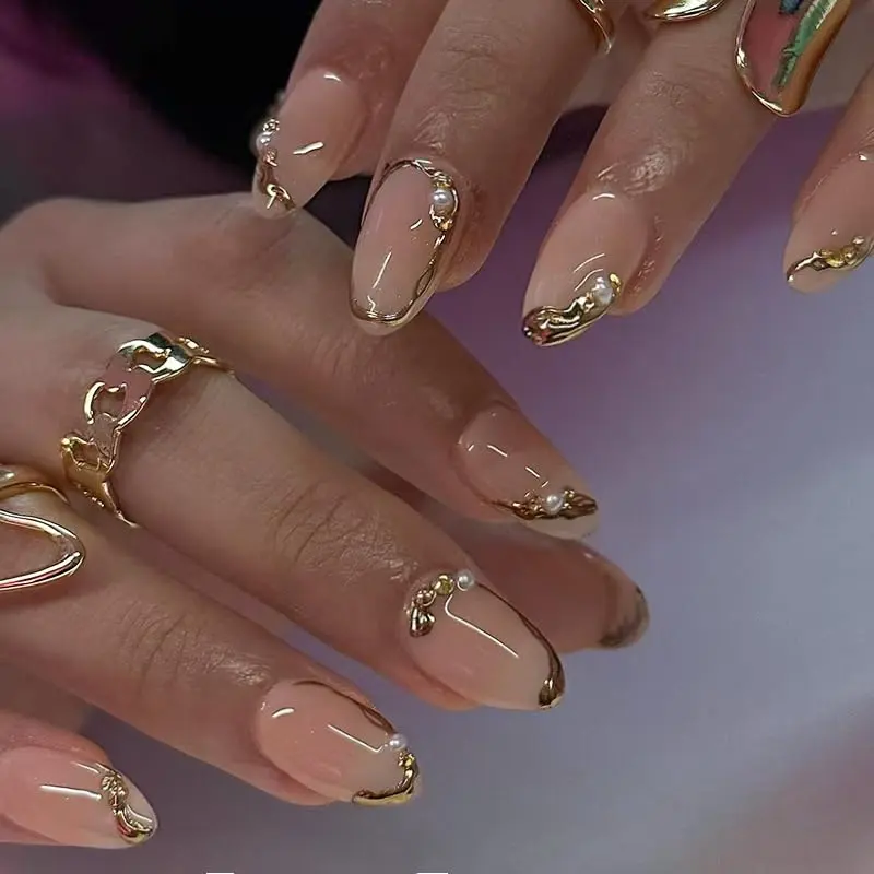 XZMeiLun Ongles Adhésifs Court Amande – Bout Français et Lignes Dorées 3D avec Perles, Acrylique Brillant