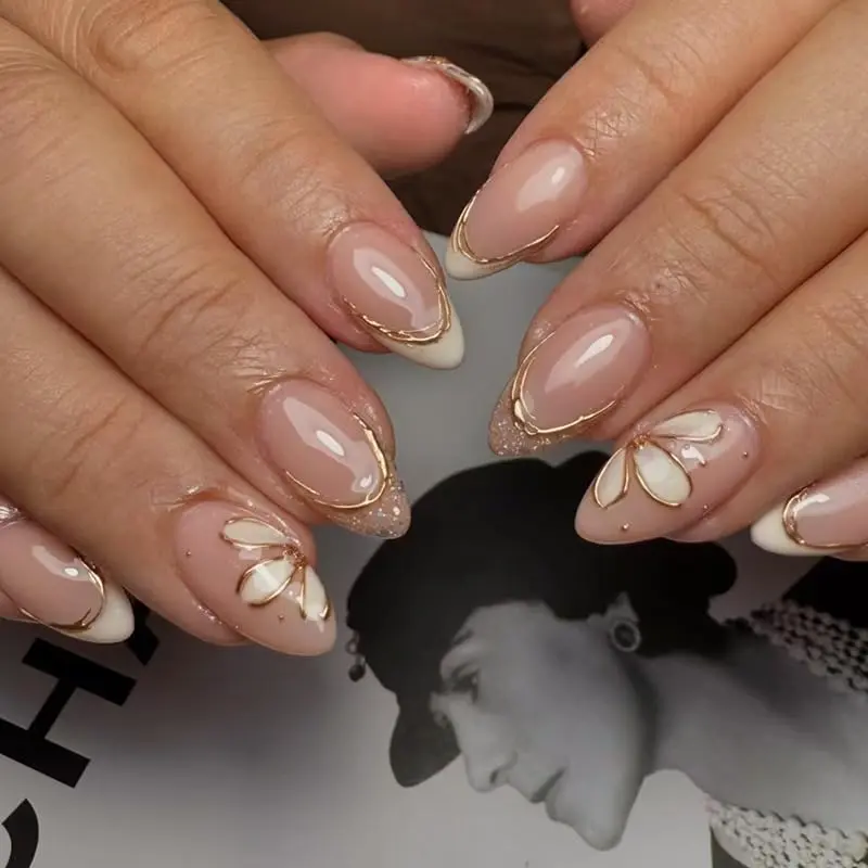 XZMeiLun Ongles Adhésifs Roses Français Courts – Almond, 3D Or et Fleur Blanche